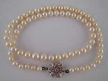 A graduated cultured pearl necklace 14e966