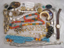 A large quantity of costume jewellery 14e976