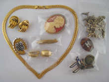 A quantity of costume jewellery 14e978
