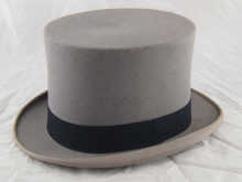 A gentlemans grey top hat approx. size