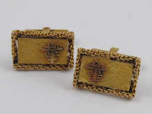 A pair of yellow metal (tests 14