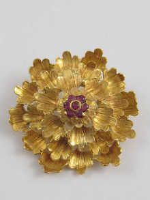 An 18 ct gold brooch of floral