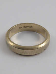 An 18 ct gold band ring. Approx. weight