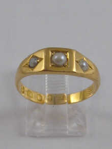 A hallmarked 18 ct gold three pearl 14ea41