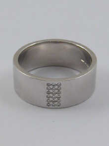 A hallmarked 18 ct white gold diamond