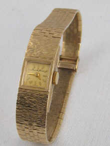 A 9 ct gold ladys wrist watch by Bueche