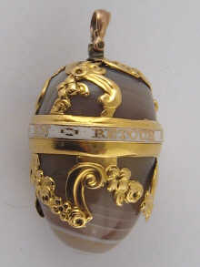 A hardstone bonbonniere in gold rococo