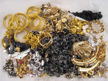 A large quantity of costume jewellery 14f137