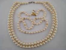 A cultured pearl necklace with 14f172