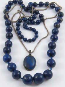 A graduated lapis lazuli bead necklace 14f261