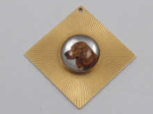 A yellow metal (tests 18 ct gold)