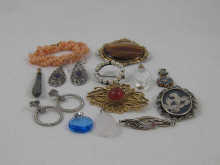 A mixed lot of jewellery including