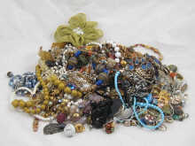 A quantity of costume jewellery 14f5b2