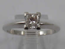 A hallmarked 18 carat white gold 14f5b9