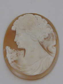 A loose carved shell cameo approx. 5