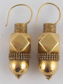 A pair of yellow metal (tests 18