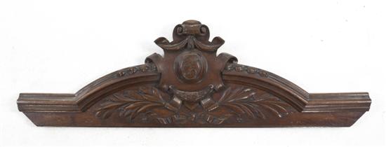  An English Carved Oak Crest centered 152352