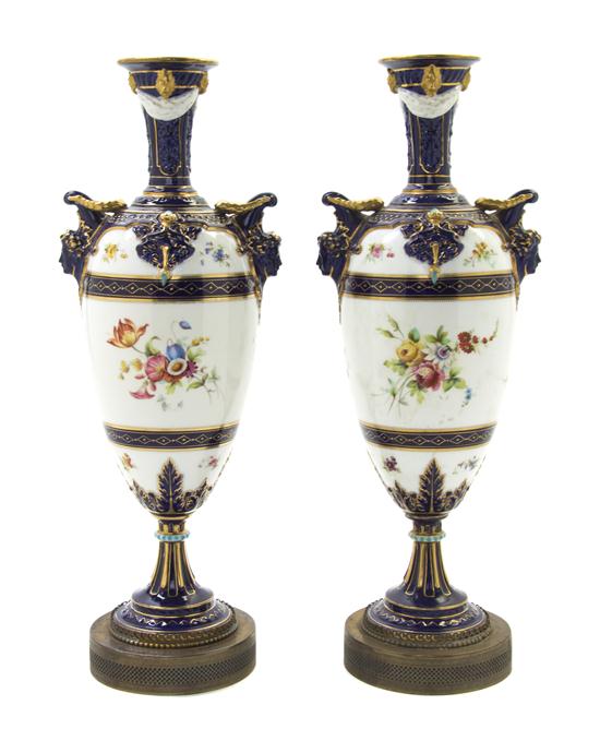 A Pair of Worcester Porcelain Vases 152556