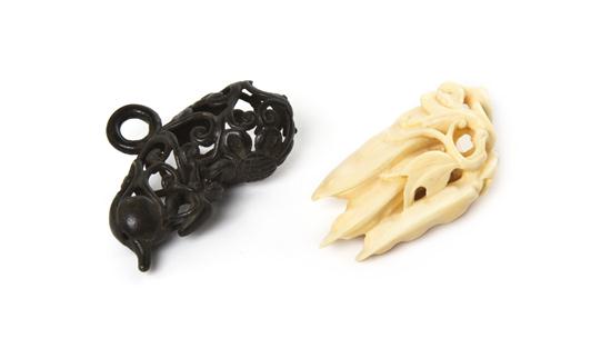 An Ivory Toggle depicting three peapods