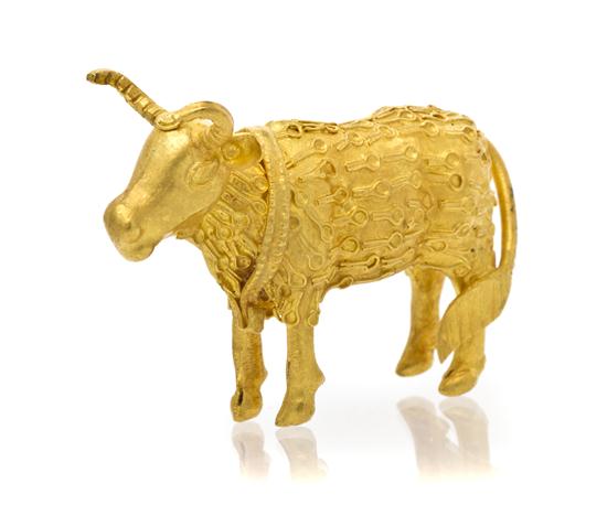 A 22 Karat Yellow Gold Bull Object