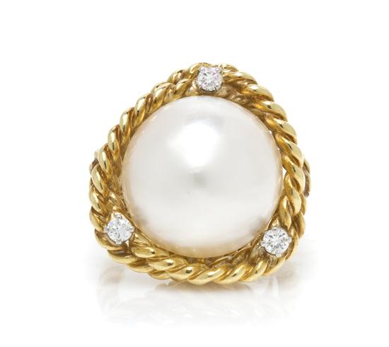 An 18 Karat Yellow Gold Mabe Pearl 1550ec