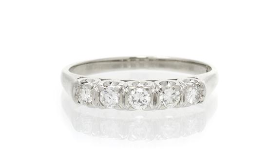 A 14 Karat White Gold Diamond Ring 1551ff
