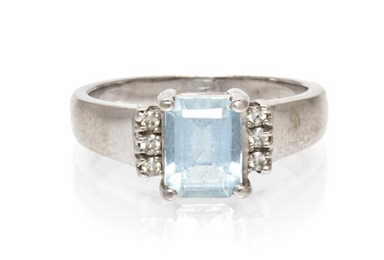 A 14 Karat White Gold Aquamarine 1551f8