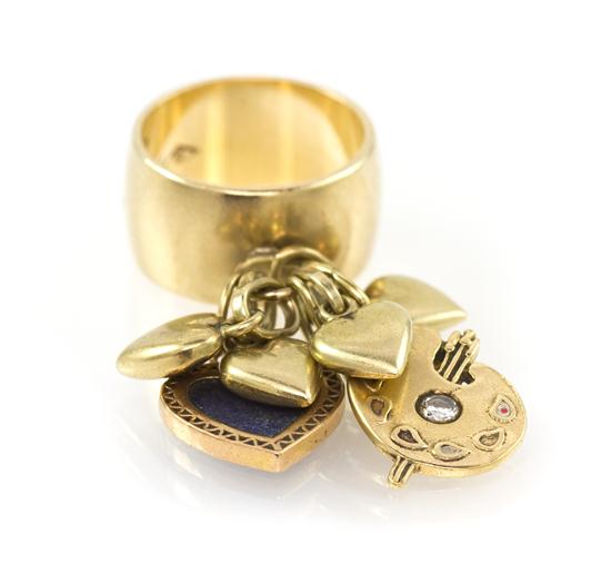 A 14 Karat Yellow Gold Charm Ring 15525c