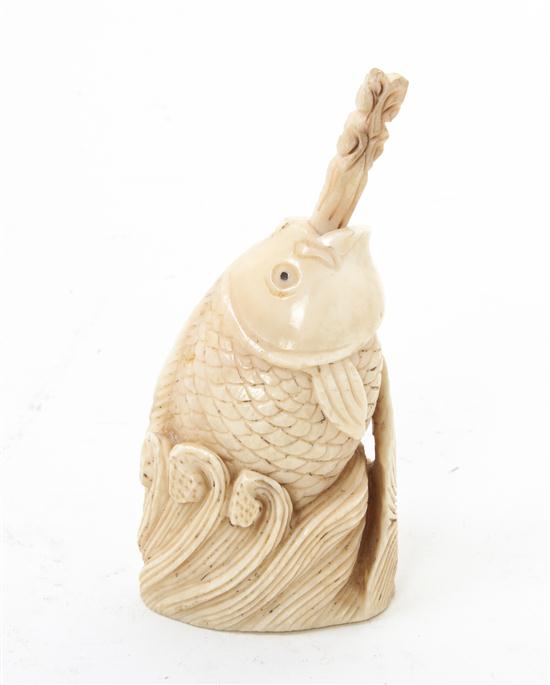 A Carved Ivory Fish Form Snuff 15559d