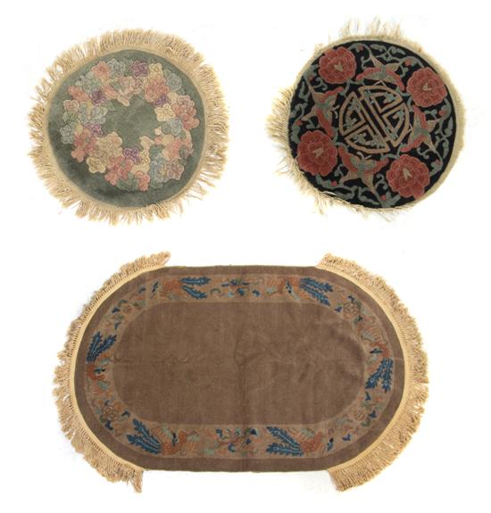  A Chinese Wool Rug of oval form 1556e3