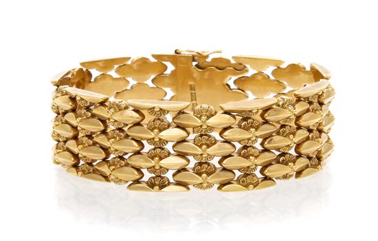  An 18 Karat Yellow Gold Fancy 15375c