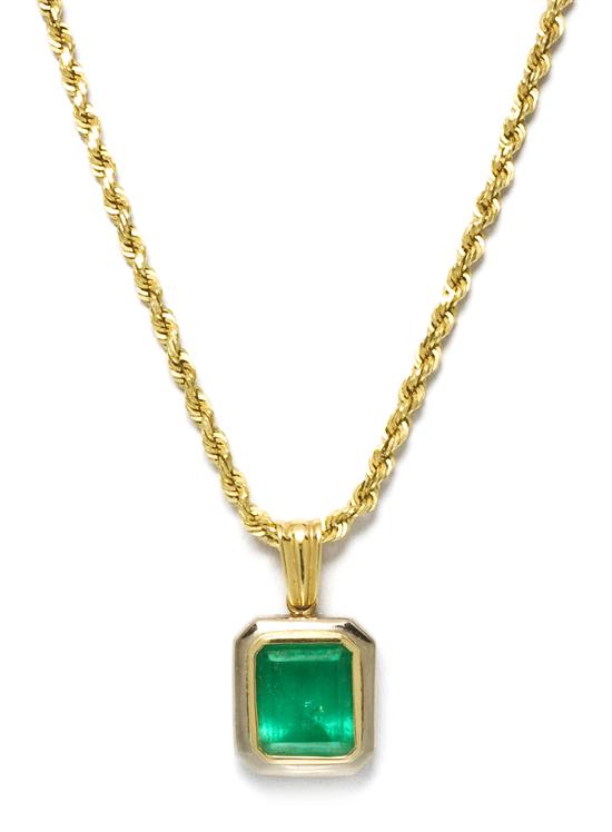 An 18 Karat Gold and Emerald Pendant 1537c4