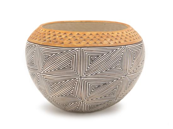 An Acoma Fine Line Jar having concentric 153bc0