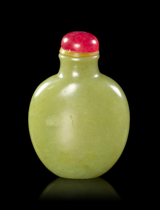  A Yellow Jade Snuff Bottle of 1541ea