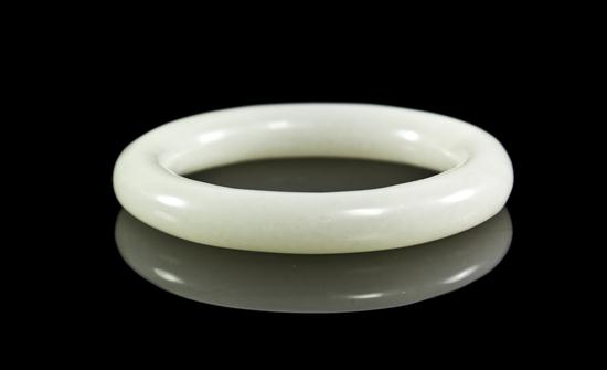 A White Jade Bangle of circular 1542c0