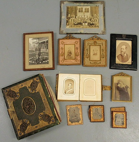 Ornate Victorian album with family 156d0f
