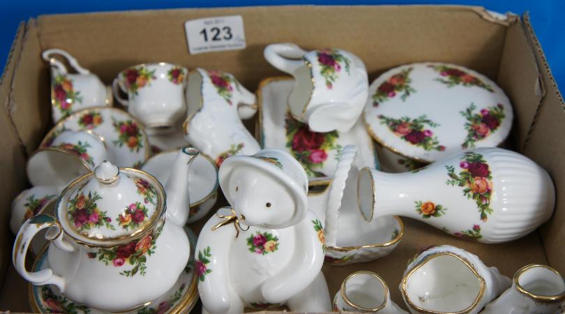 A collection of Royal Albert Old 157d5e