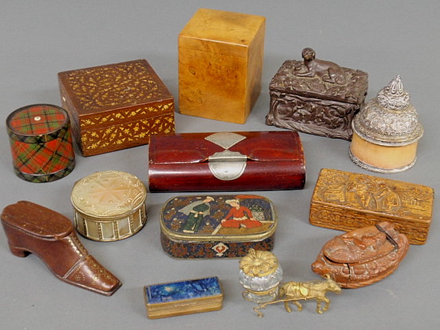 Group of snuffboxes and decorative