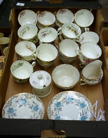 Tray comprising Various Royal Albert 15697f