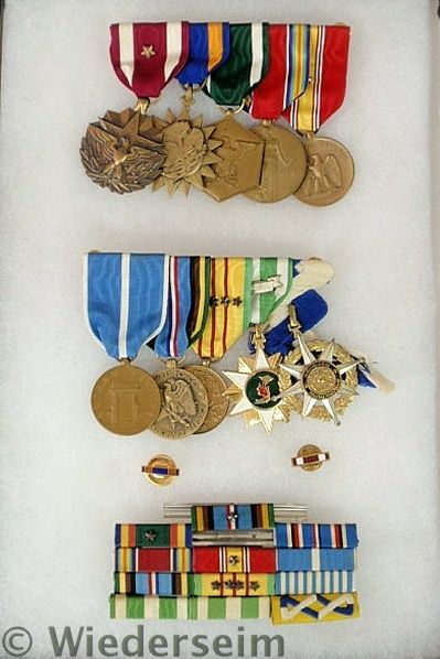 Cased tray of U S military medals 159992