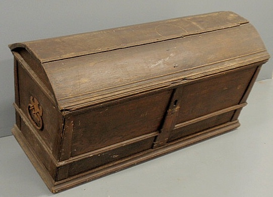 Continental oak dome lid chest 159def
