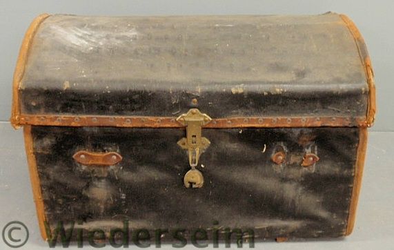 Leather-bound trunk fitted with a removable
