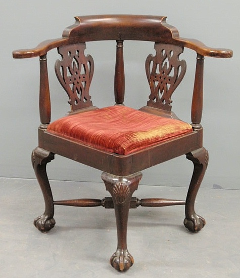 Chippendale style mahogany corner 158d82