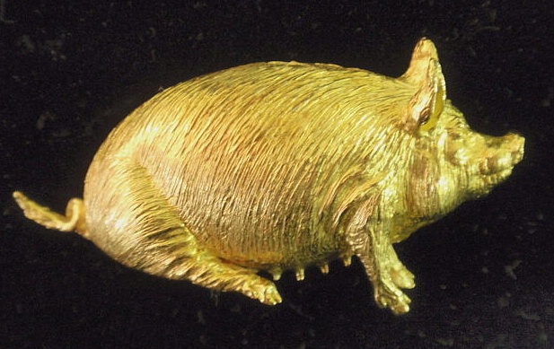 Ladies brooch of a seated pig 18k