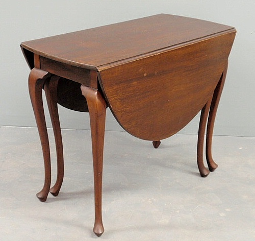 Queen Anne style mahogany drop leaf 158e93
