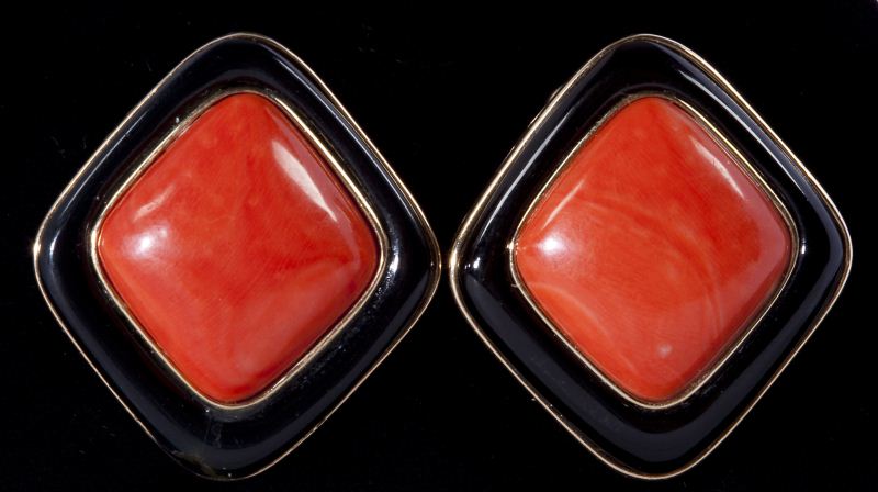 Coral and Onyx Earclipsset in the