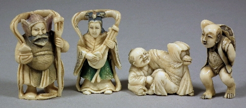 A Japanese carved ivory netsuke 15c030