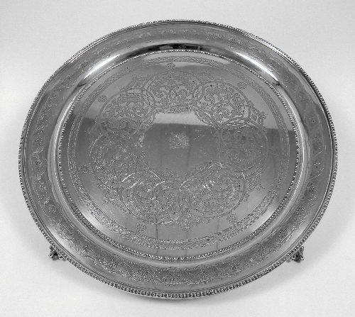 A Victorian silver circular salver 15c0f4