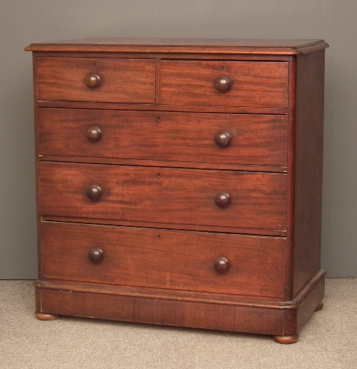 A Victorian mahogany chest of drawers 15c1f4