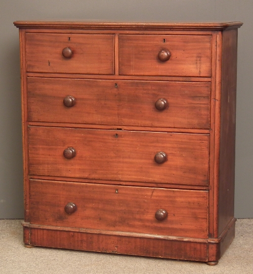 A Victorian mahogany chest of drawers 15c207